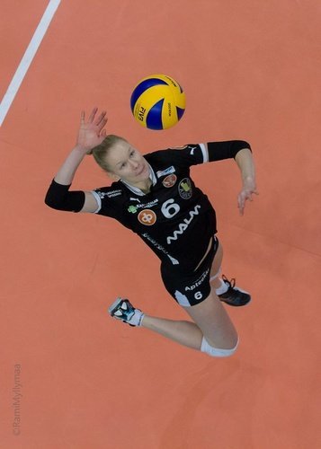 Maajoukkuekeskipelaaja Eveliina Vilponen jatkaa Kangasalla