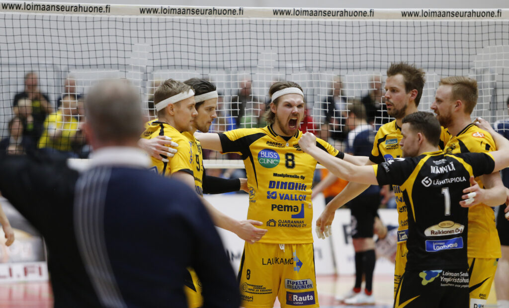 Neljännetkin välierät suosikkien tahtiin