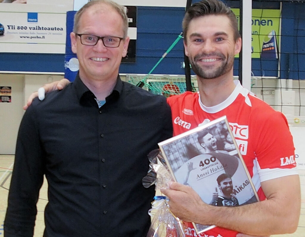 Anssi Hakala 400 pelin mieheksi - muillekin tasalukuja