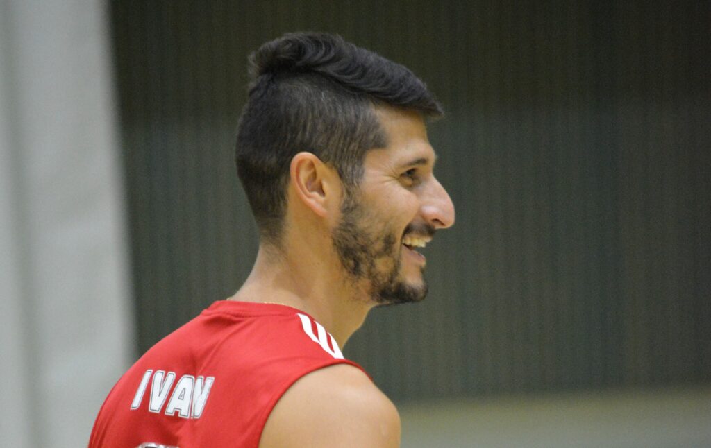 Ivan Walter Akaa-Volleyn yleispelaajaksi