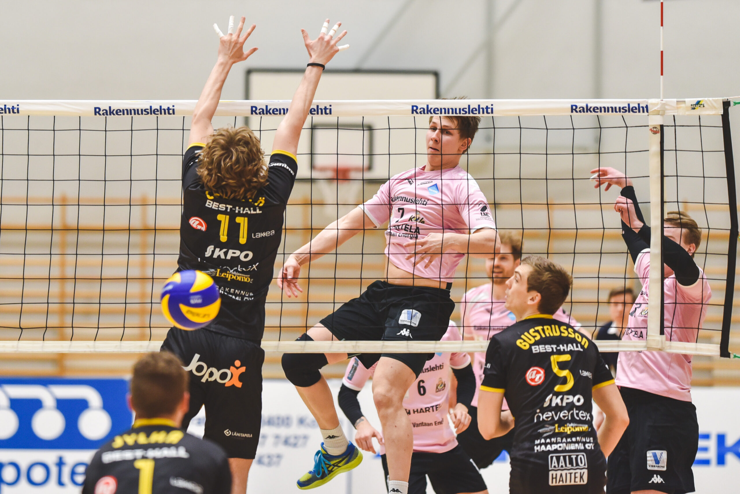 Lauantaille jäi kahden puolivälieräparin kohtalo