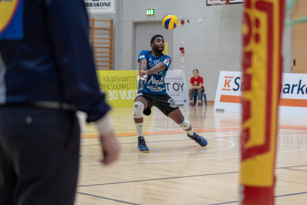 Akaa Volley väänsi viisieräisen voitokseen Vantaalla
