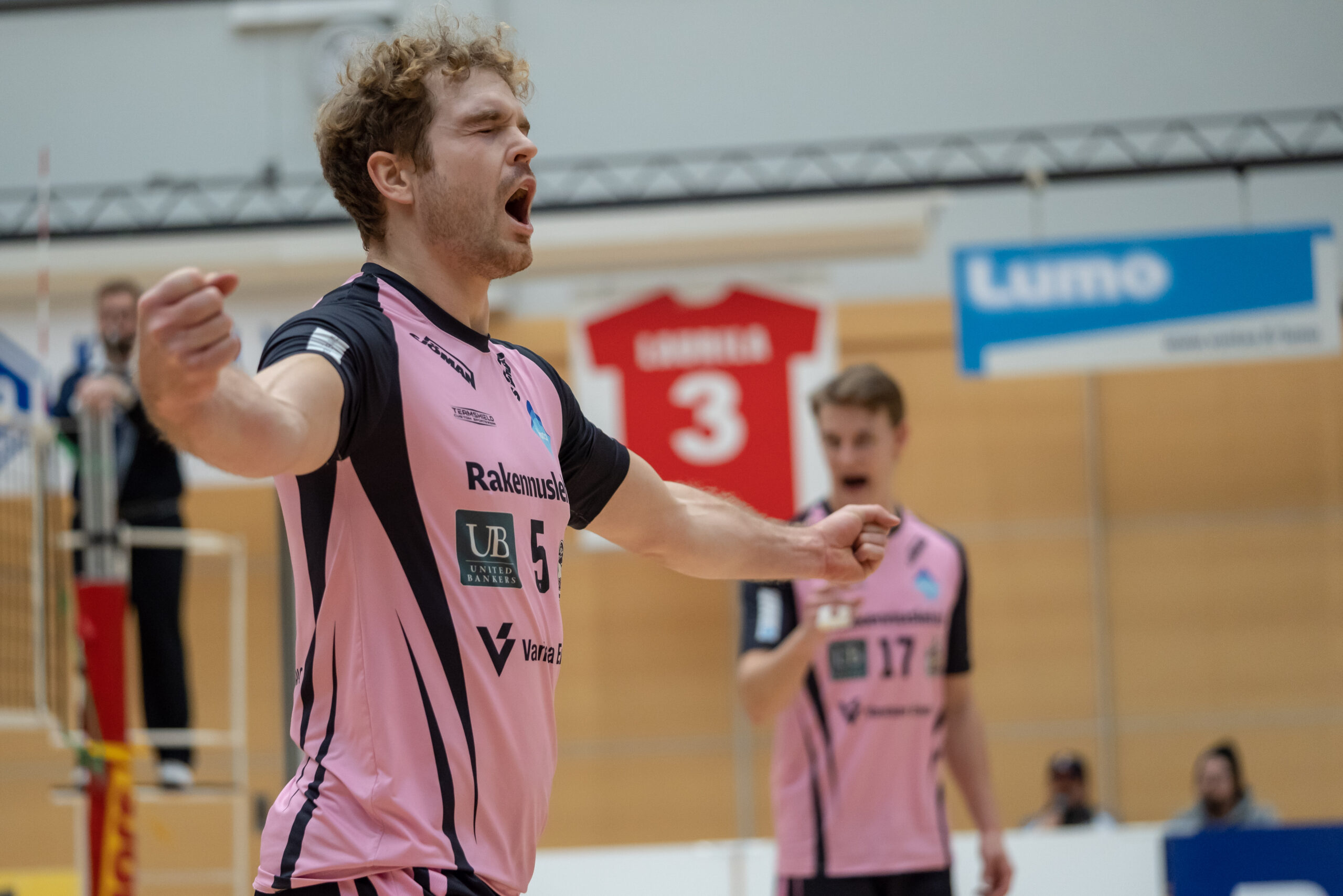 Ankkojen lento jatkuu - Hurrikaani paikallisderbyn niukkaan voittoon
