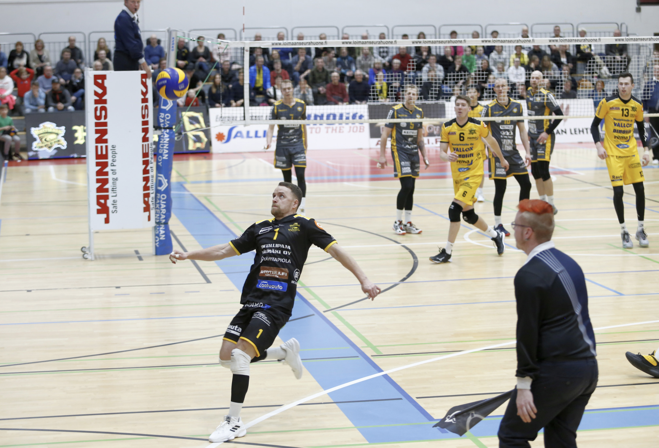 Hurrikaani ja Akaa-Volley tylyjä isäntiä