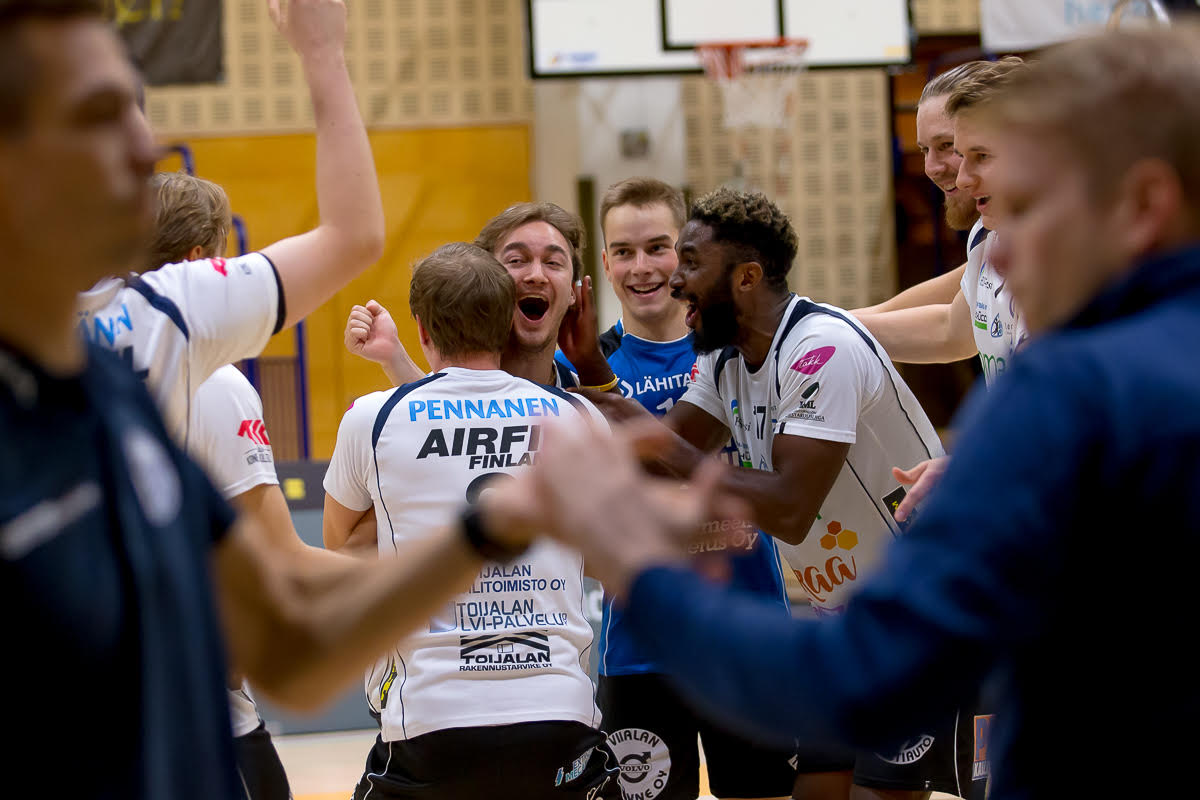 Akaa-Volley otti historiallisen voiton Raisiosta - Hurrikaani ja Savo Volley kotivoittoihin