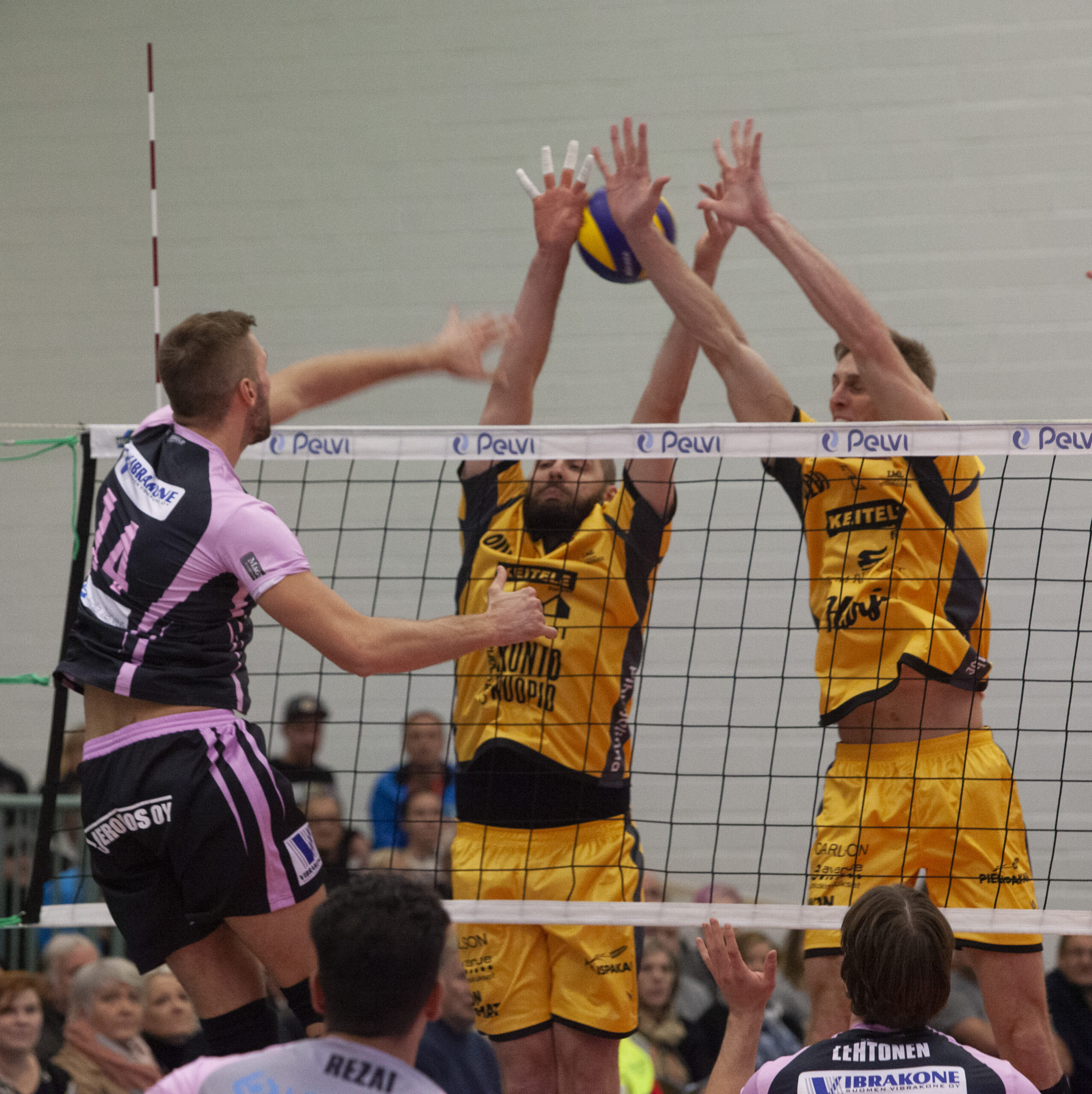 Akaa-Volley otti historiallisen voiton Raisiosta - Hurrikaani ja Savo Volley kotivoittoihin