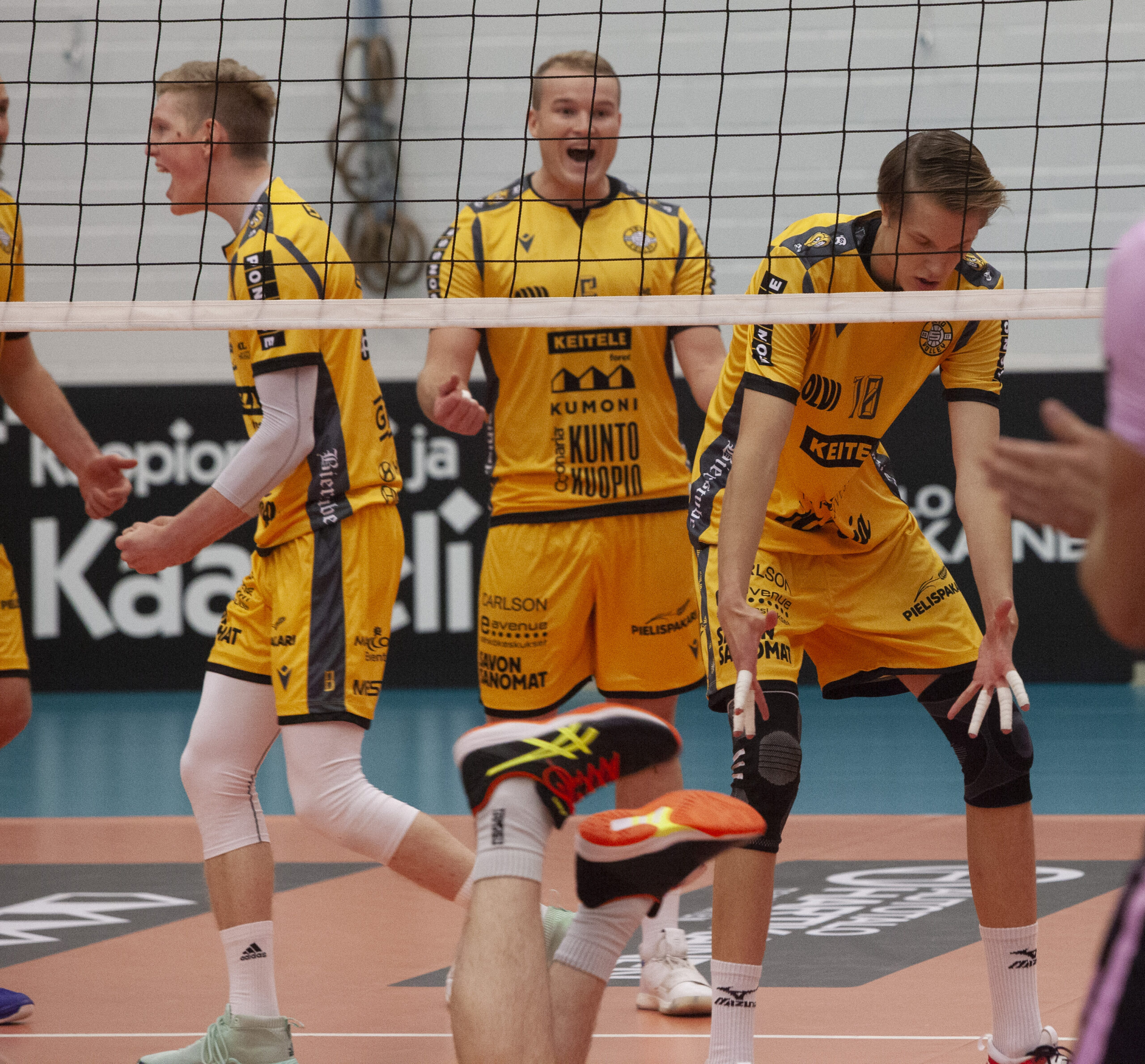 Akaa-Volley otti historiallisen voiton Raisiosta - Hurrikaani ja Savo Volley kotivoittoihin