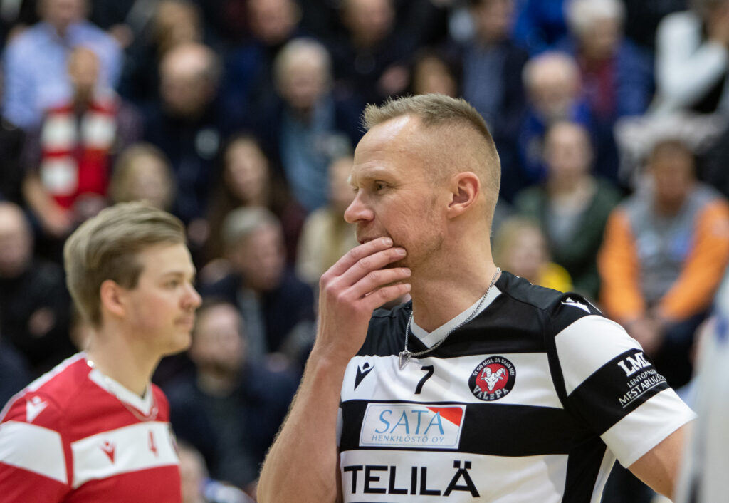 Mikko Esko Mestaruusliigan tähdistön tuttuna tahdittajana