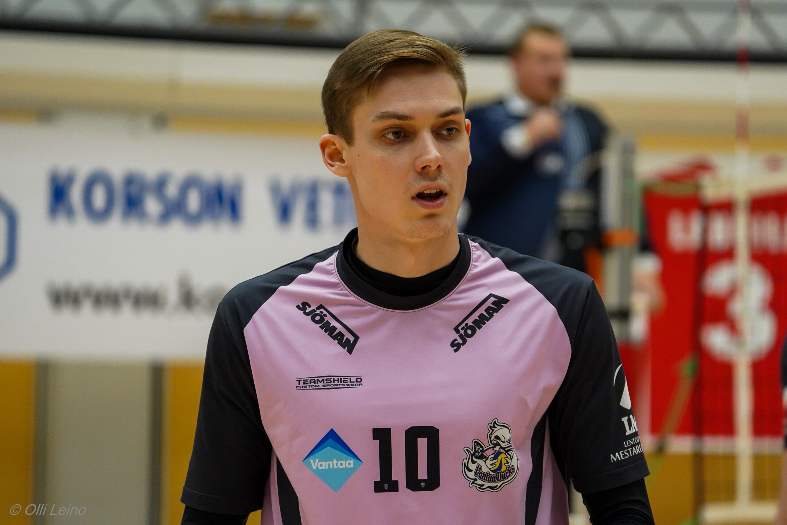 Vantaa Ducksilla Ville Kalle merkitsee lentopalloilevaa duoa