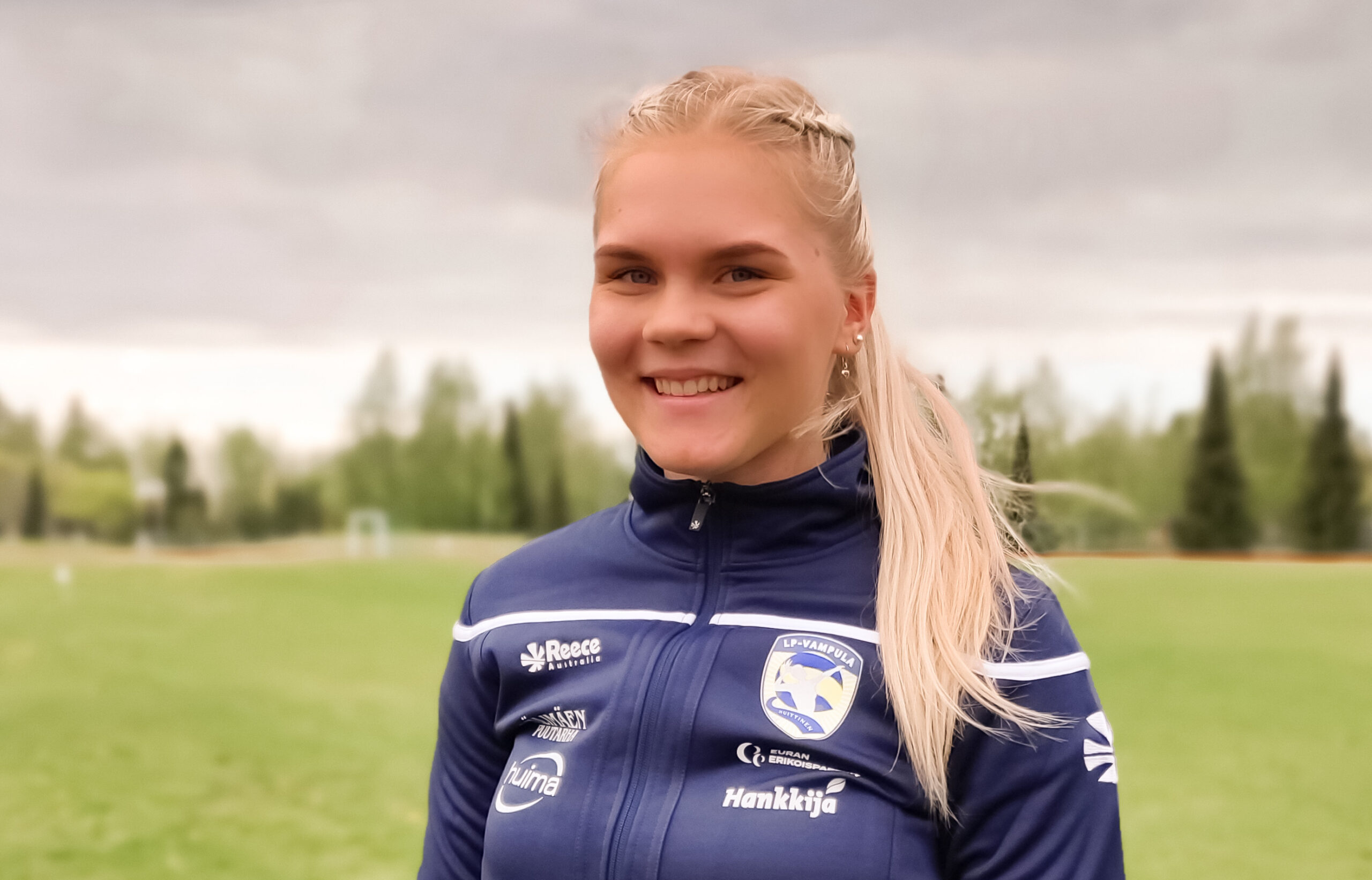 Jutta Riikonen ja Aino Ollonen LP-Vampulan yleispelaajiksi