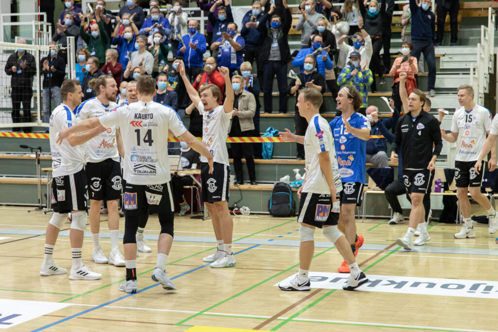 Akaa-Volley ja Ducks järjestivät huikean jännärin - Savo Volley löi VaLePan ja Tiikerit Ettan