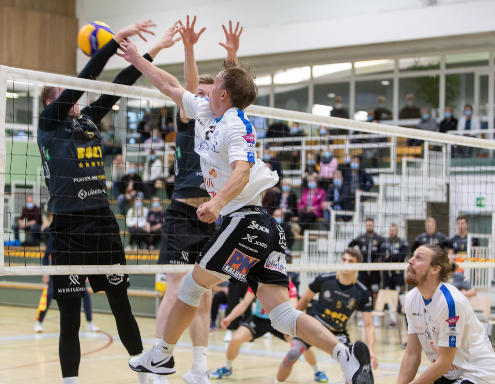 Etta ja Akaa Volley vakuuttivat avauksissaan - Hurrikaani viisieräisen voittoon Vantaalla