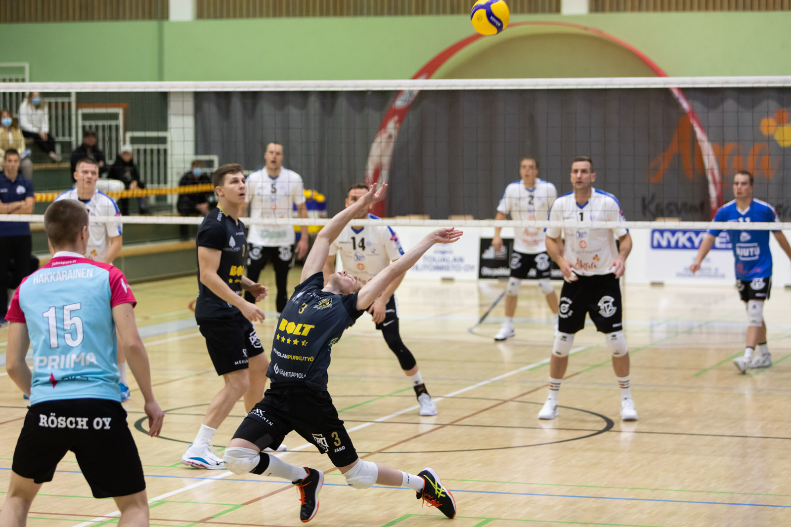 Etta ja Akaa Volley vakuuttivat avauksissaan - Hurrikaani viisieräisen voittoon Vantaalla