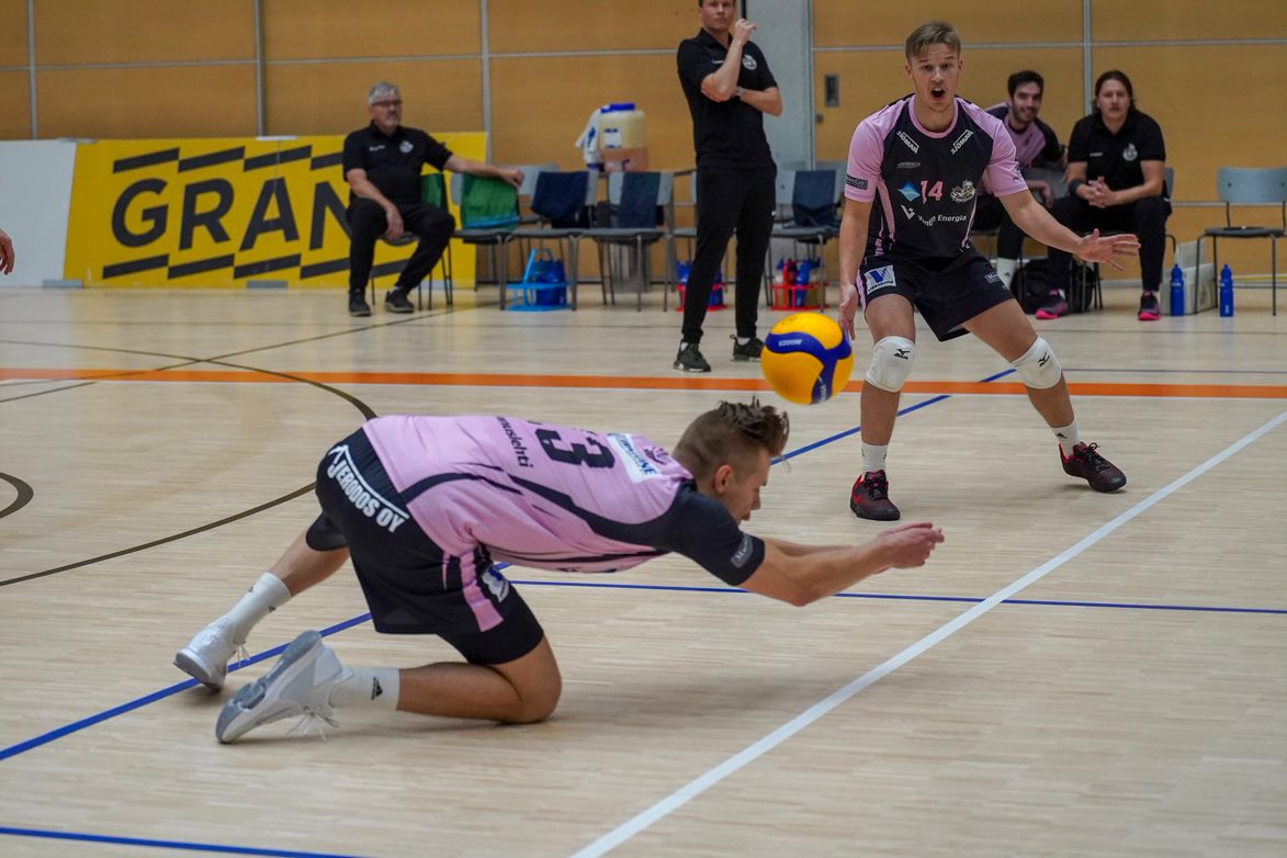 Etta ja Akaa Volley vakuuttivat avauksissaan - Hurrikaani viisieräisen voittoon Vantaalla