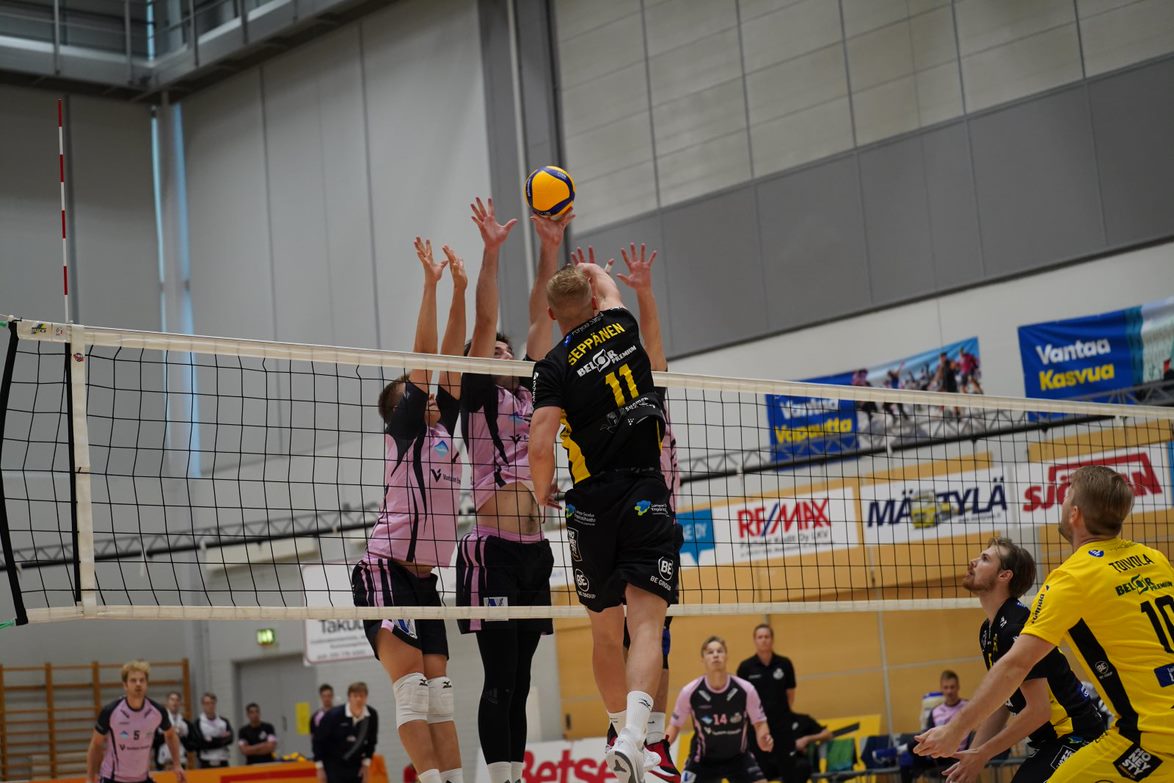 Etta ja Akaa Volley vakuuttivat avauksissaan - Hurrikaani viisieräisen voittoon Vantaalla