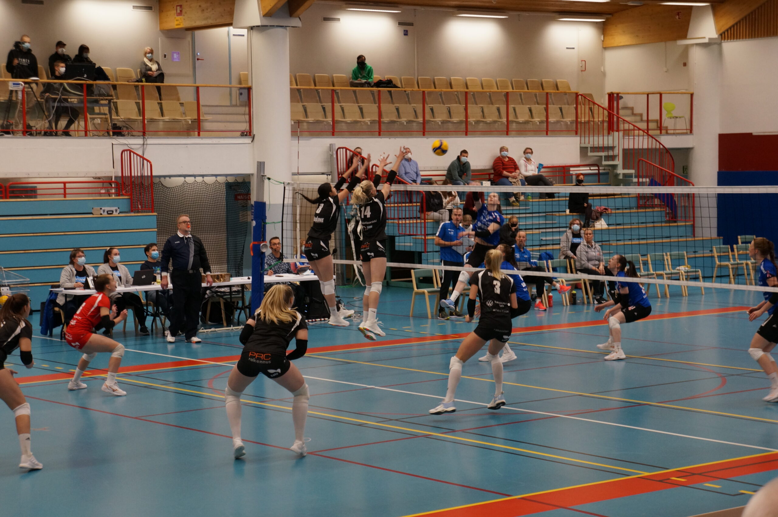 Haastajat jäivät pisteittä naisten liigasunnuntaina