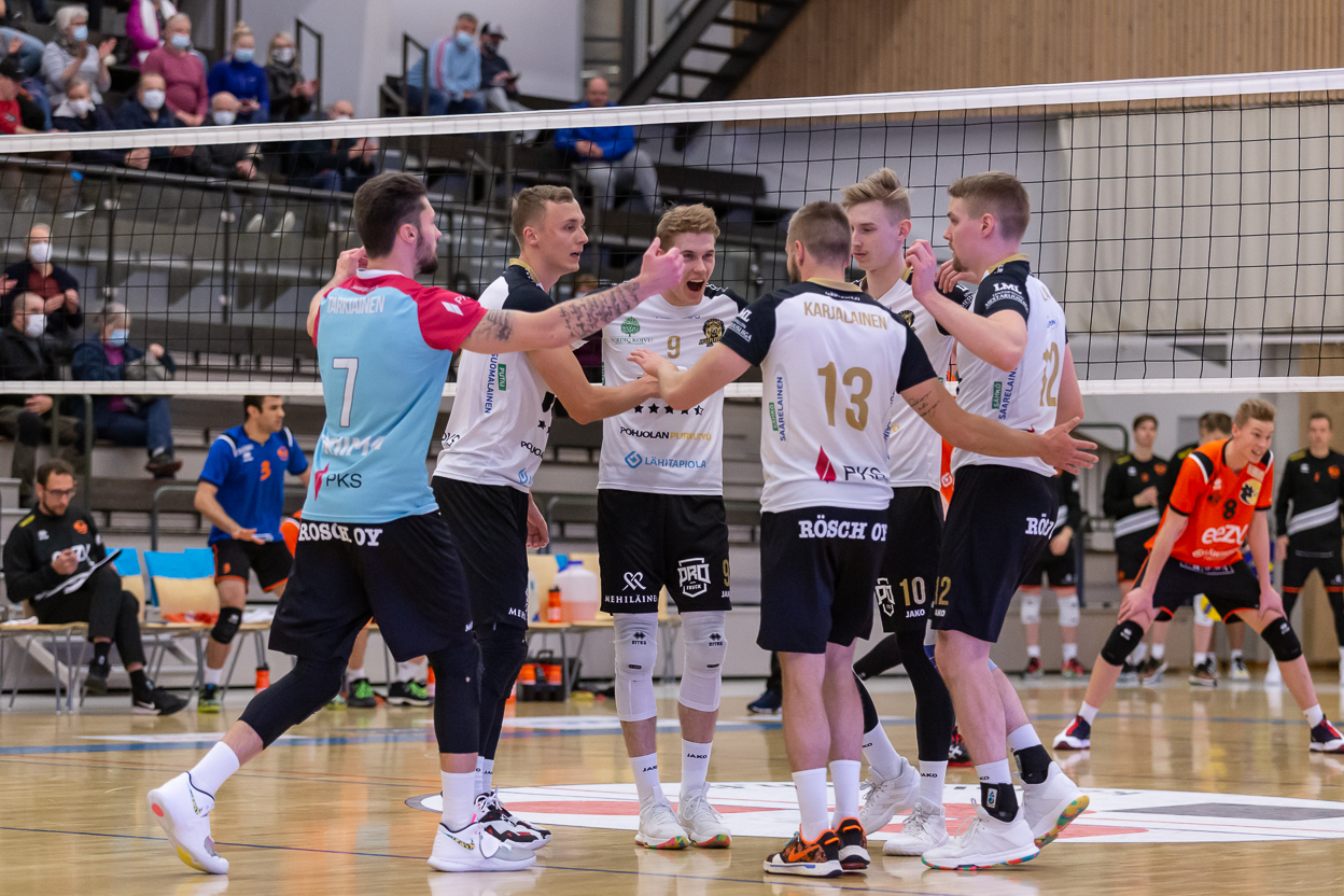 Hurmos avausvoittoon, Savo Volleyn voittoputkelle jatkoa, Tiikerit kova kotonaan ja Ducks haastoi VaLePan