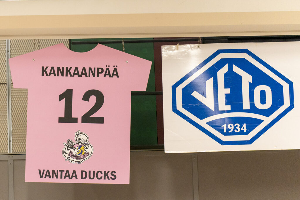 Toni Kankaanpäätä juhlittiin Korsossa - Akaa-Volley kuokkavieraana