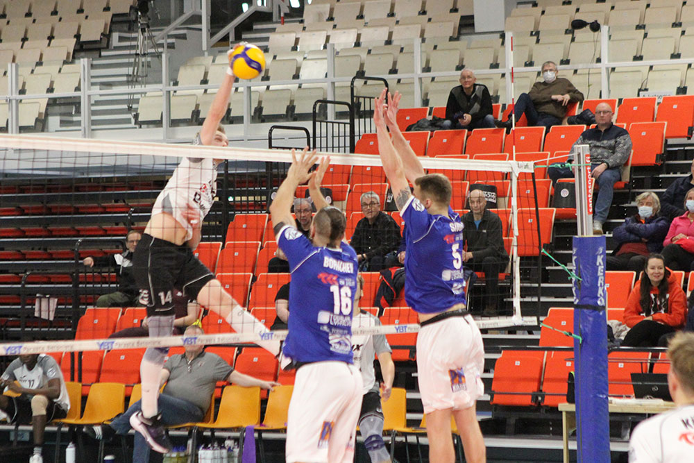 Akaa-Volley ja VaLePa hakivat pisteet vieraista