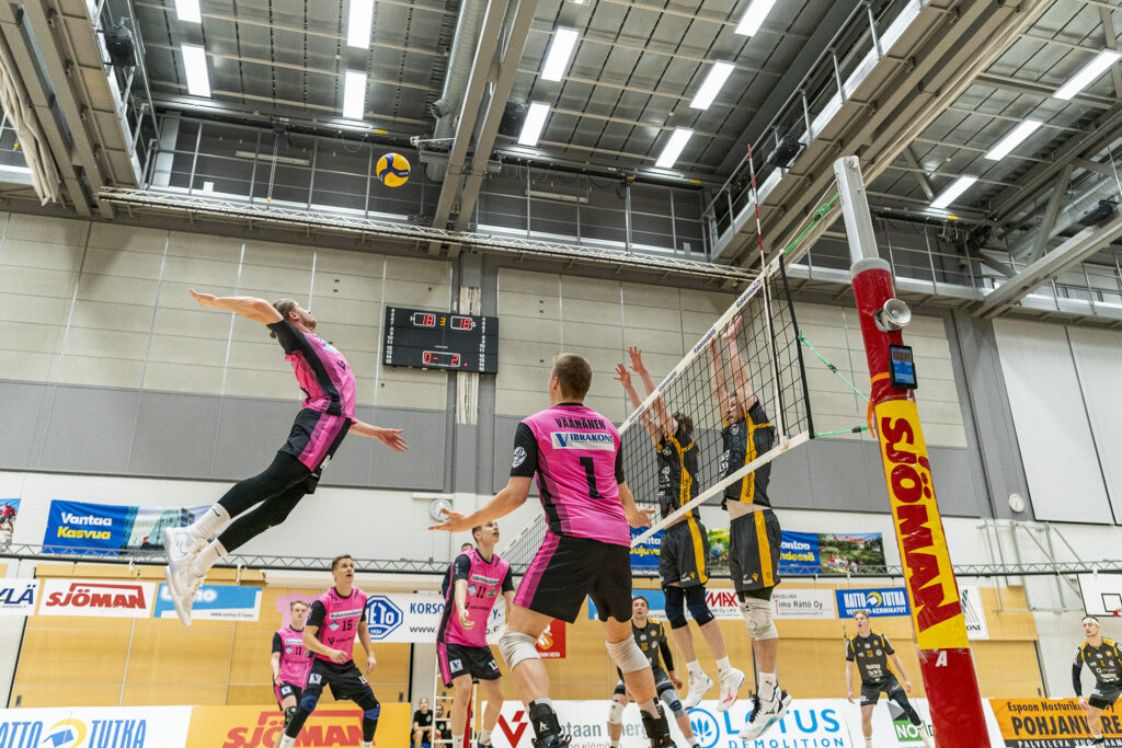Tiikerit puristi voiton Raisiossa - Savo Volley vakuutti Vantaalla
