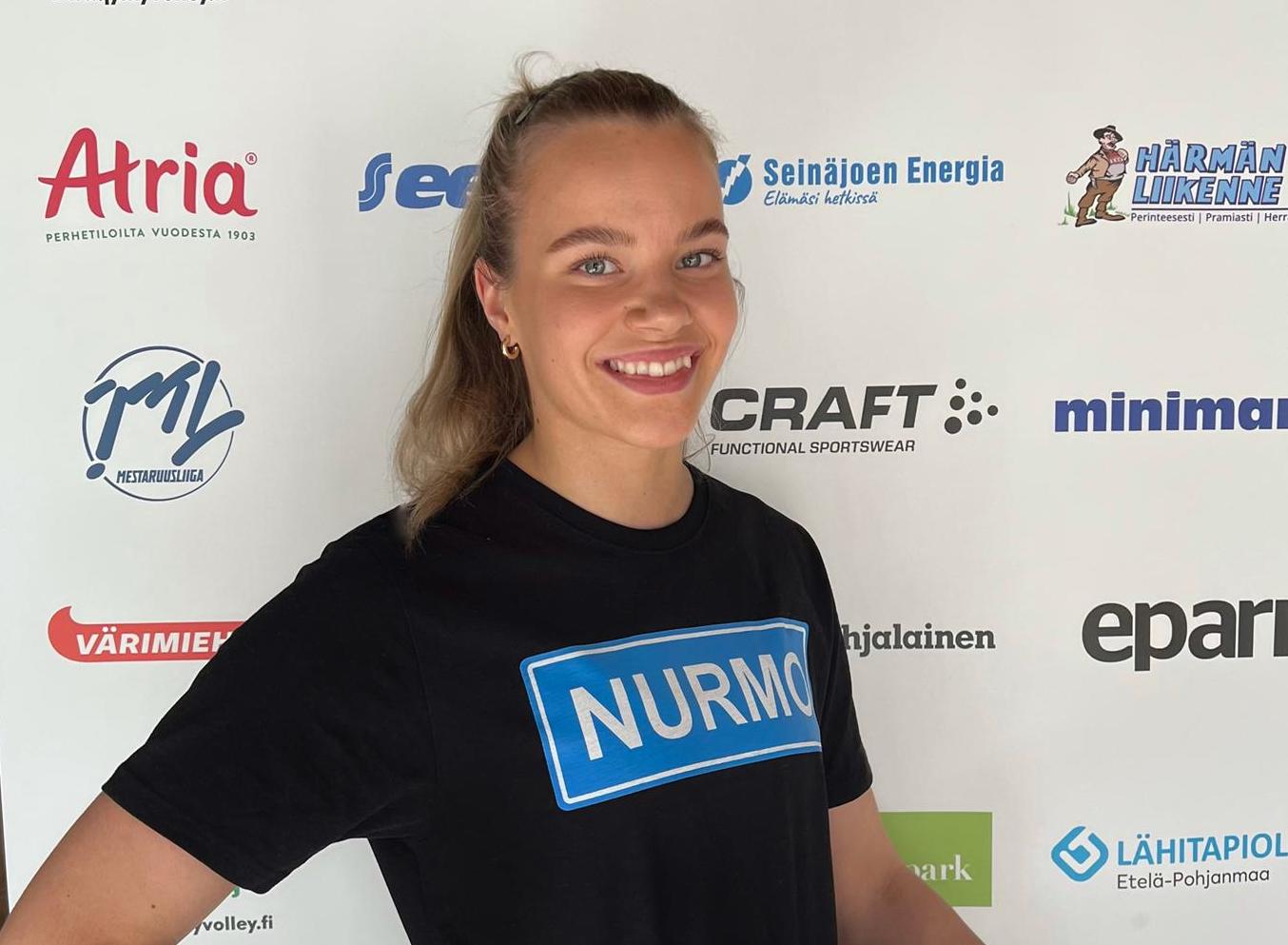 Netta Hyttinen Hämeenlinnasta JymyVolleyn paitaan