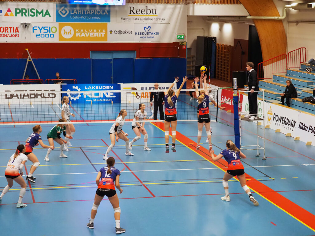 Naisten Mestaruusliiga joulutauolle Artic Volleyn voitolla