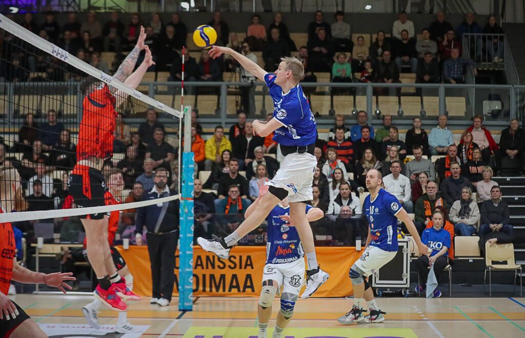 Akaa-Volley tarrasi tiukasti kakkospaikkaan, VaLePa ykköspaikkaan ja Hurmos kotietuun puolivälieriin