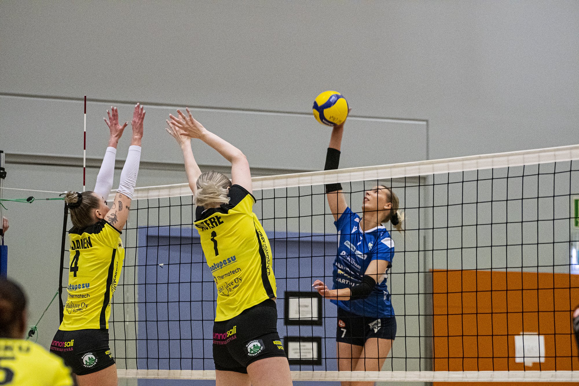 Suosikit eivät antaneet erääkään haastajille naisten puolivälierien avauksissa
