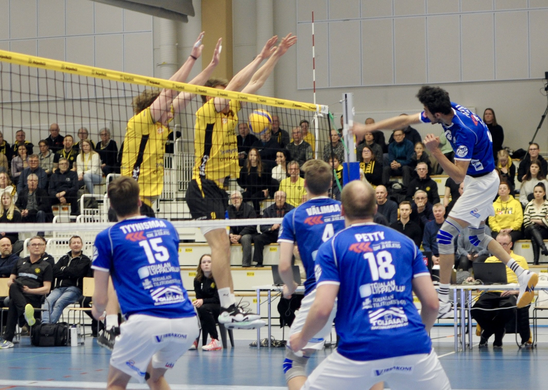 Akaa-Volley ja Loimu välieriin - Tiikereiden ja Hurrikaani kausi päätökseen