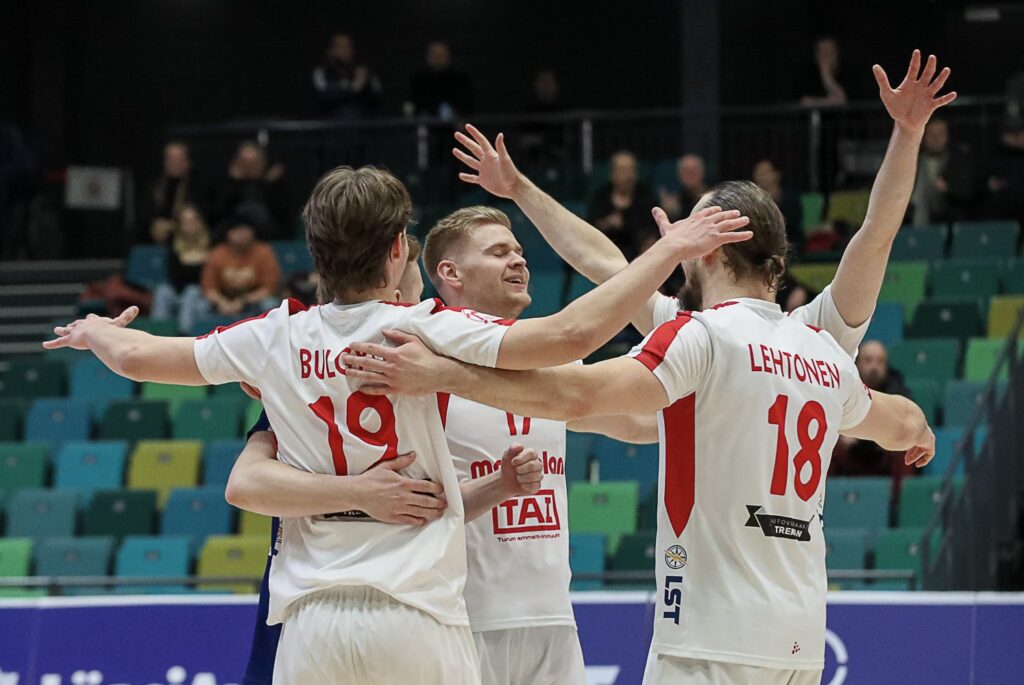 TUTO Volleylle ”pudotuspelimakea” kotivoitto Hurmoksesta
