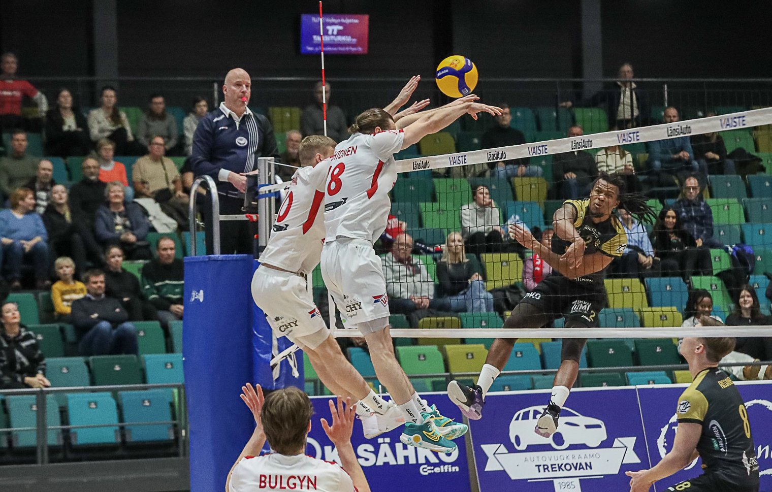 TUTO Volleylle ”pudotuspelimakea” kotivoitto Hurmoksesta