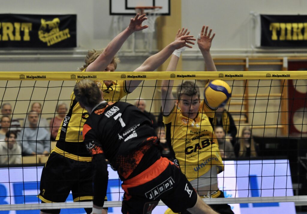 Vuoden viimeisiä vietiin - Loimu rutisti vierasvoiton Kokkolasta ja Akaa-Volley kova kotonaan