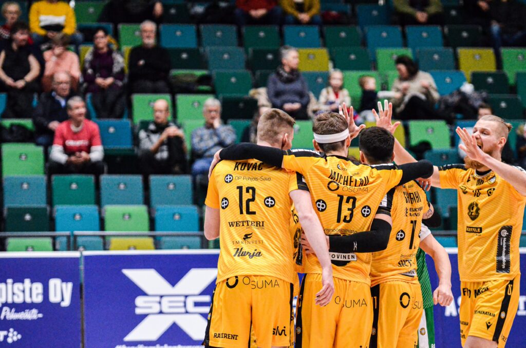 Hurrikaani pyöri vahvana Kokkolassa - Savo Volley parempi Turussa