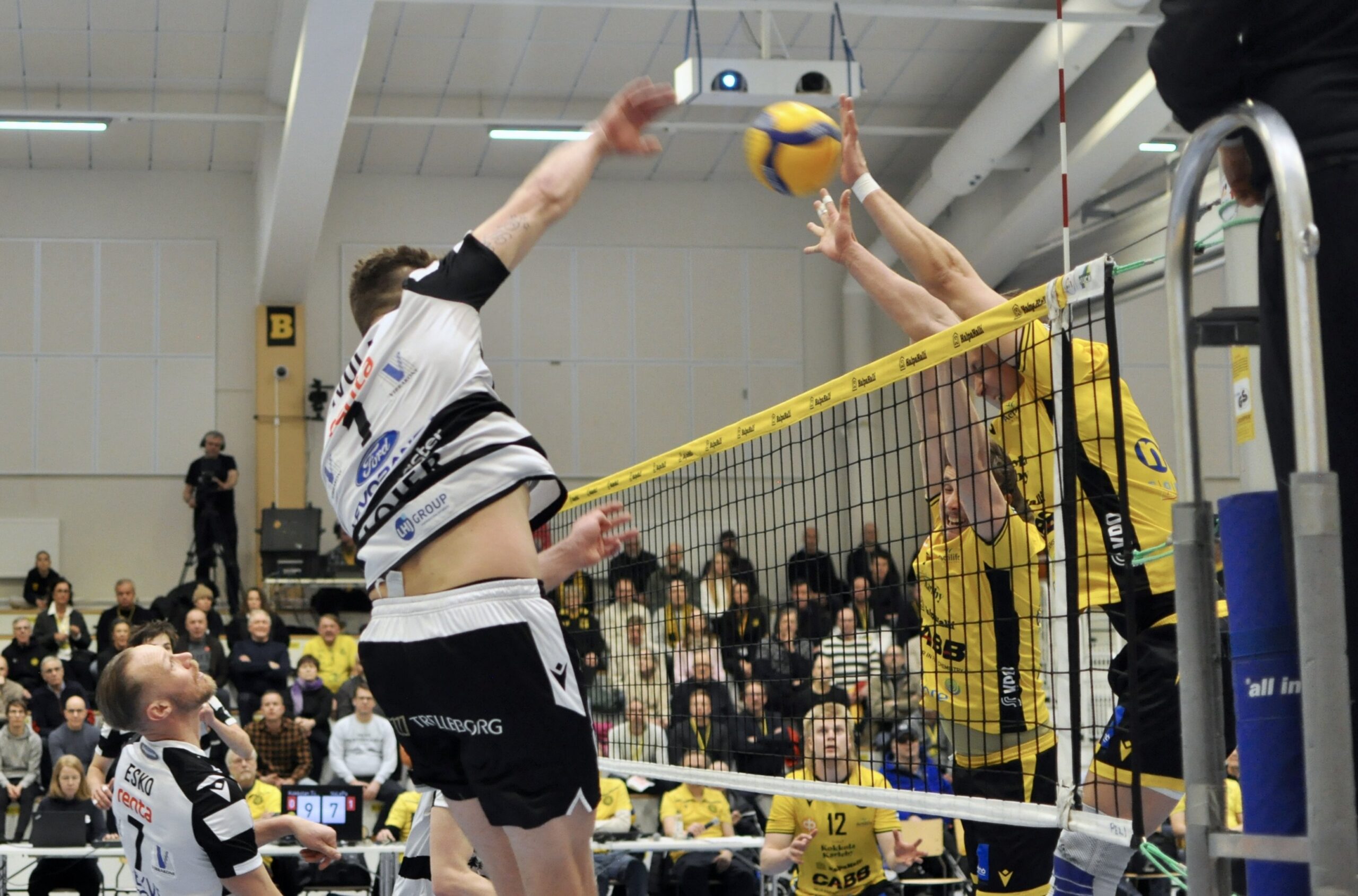 TUTO Volleylle iso voitto Joensuussa - Akaa-Volley vei kärkipelin