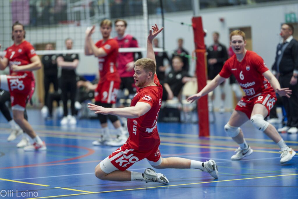 Lentopallon ilosanomaa levitettiin Mäntyharjulla - TUTO Volleylle makea voitto