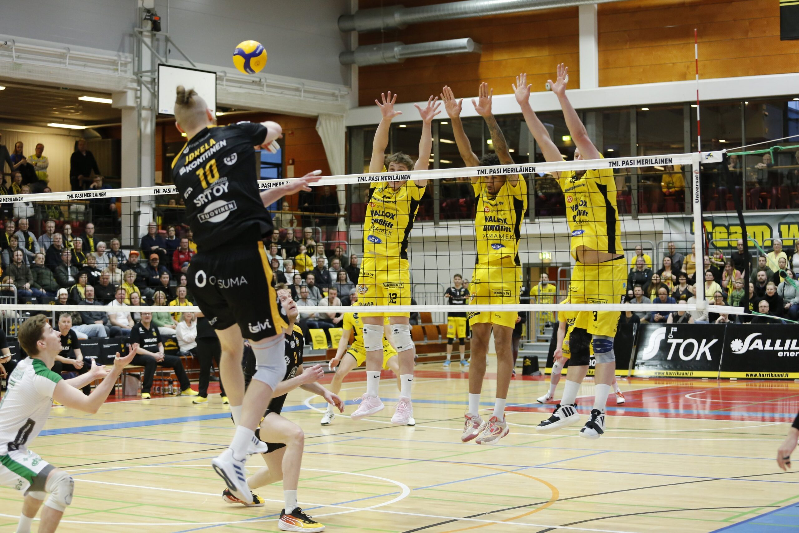 Hurrikaani-Loimaa tyrmäsi Savo Volleyn välierien avauksessa