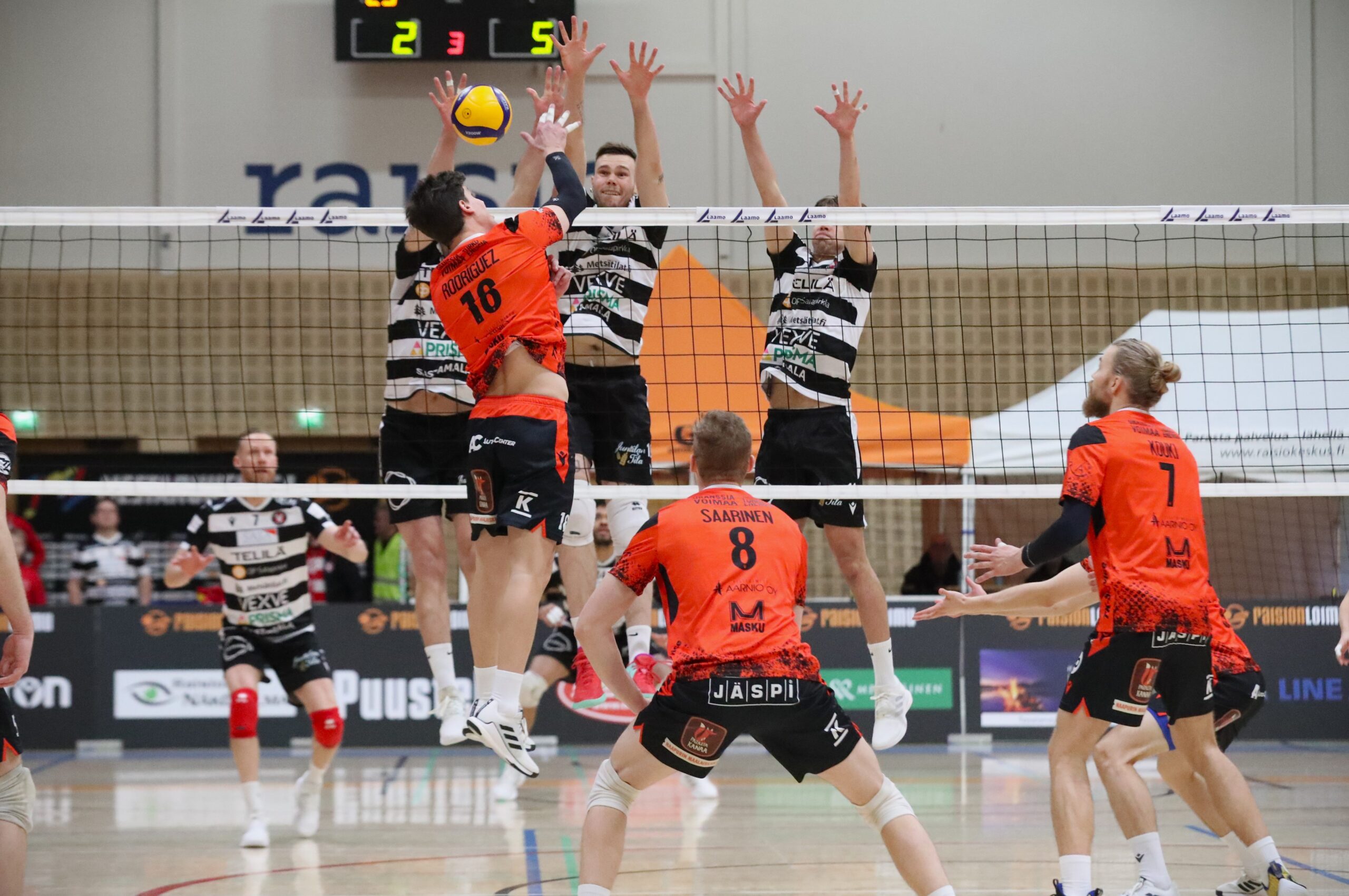 Tiikerit tasoitti puolivälierät - VaLePa ja Akaa-Volley jyräsivät toisiin voittoihin