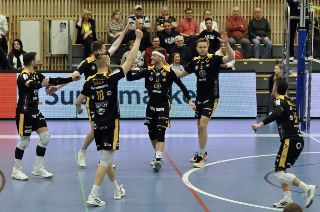 Akaa-Volley ja Savo Volley rutistivat välieriin