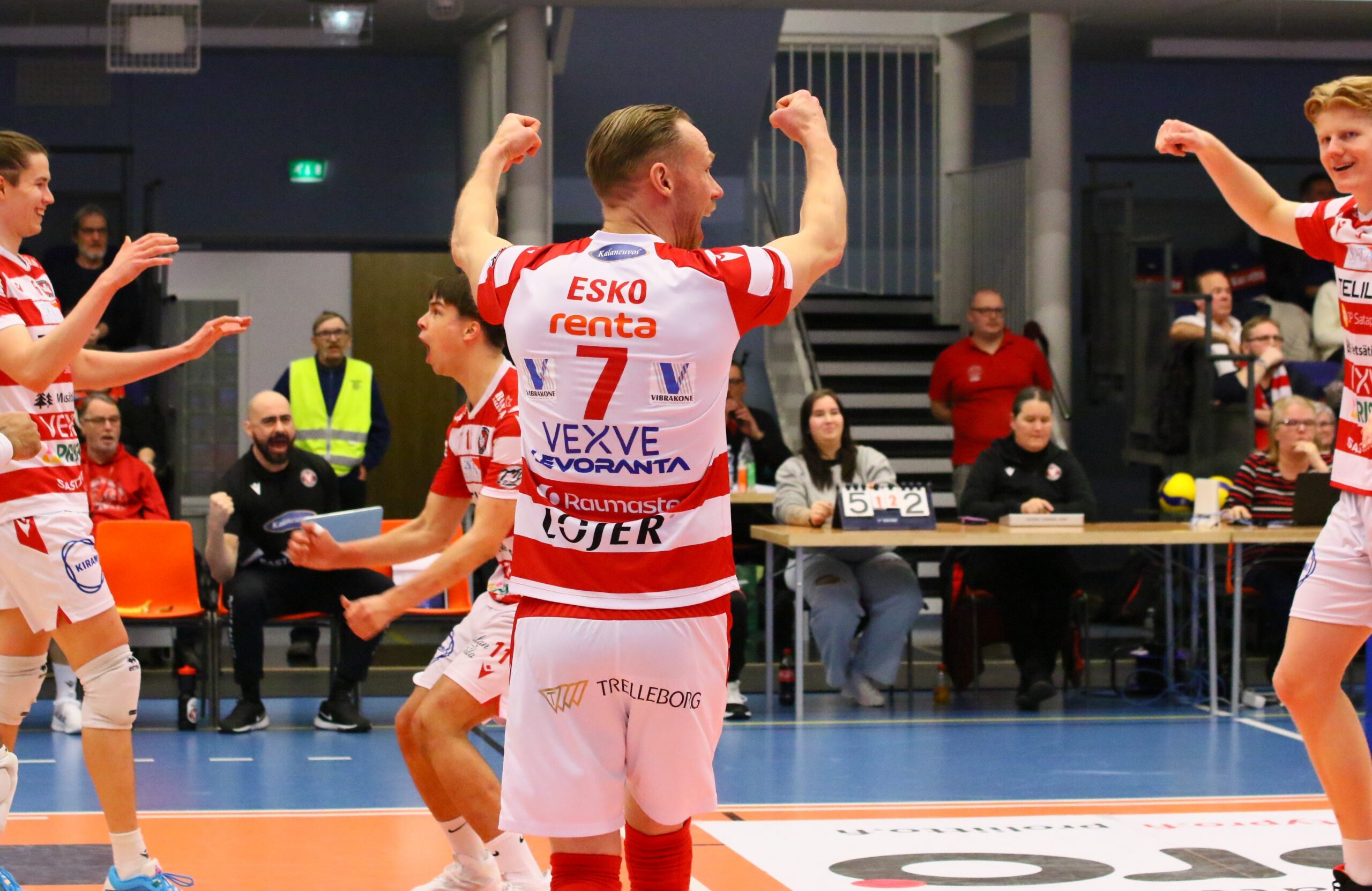 Mikko Esko pääsarjapelien kymppikärkeen
