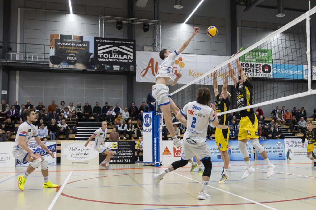 Hurmoksen yllätys tyrehtyi pisteen arvoiseksi - Akaa-Volley löi Tiikerit