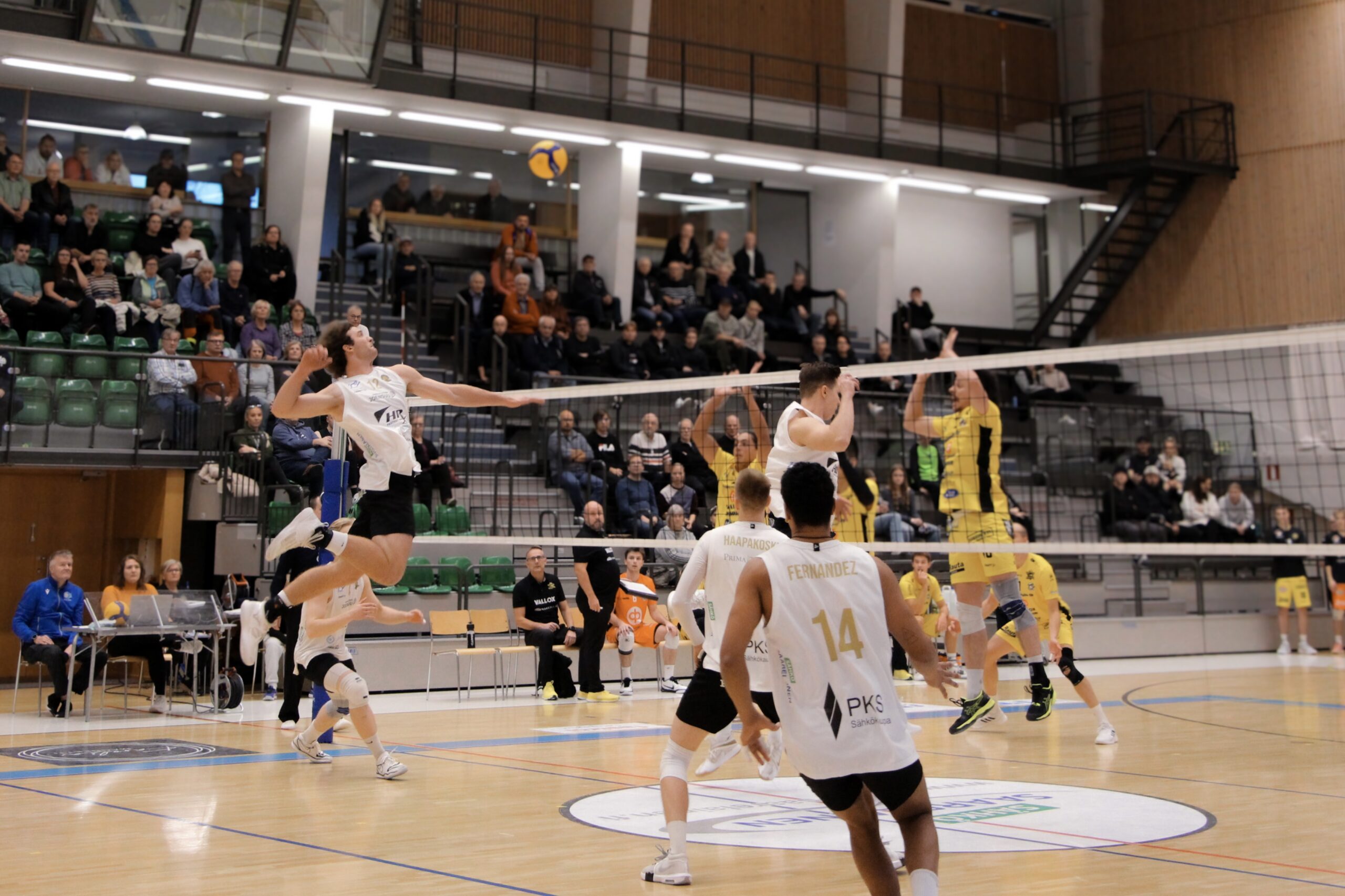 Hurmoksen yllätys tyrehtyi pisteen arvoiseksi - Akaa-Volley löi Tiikerit