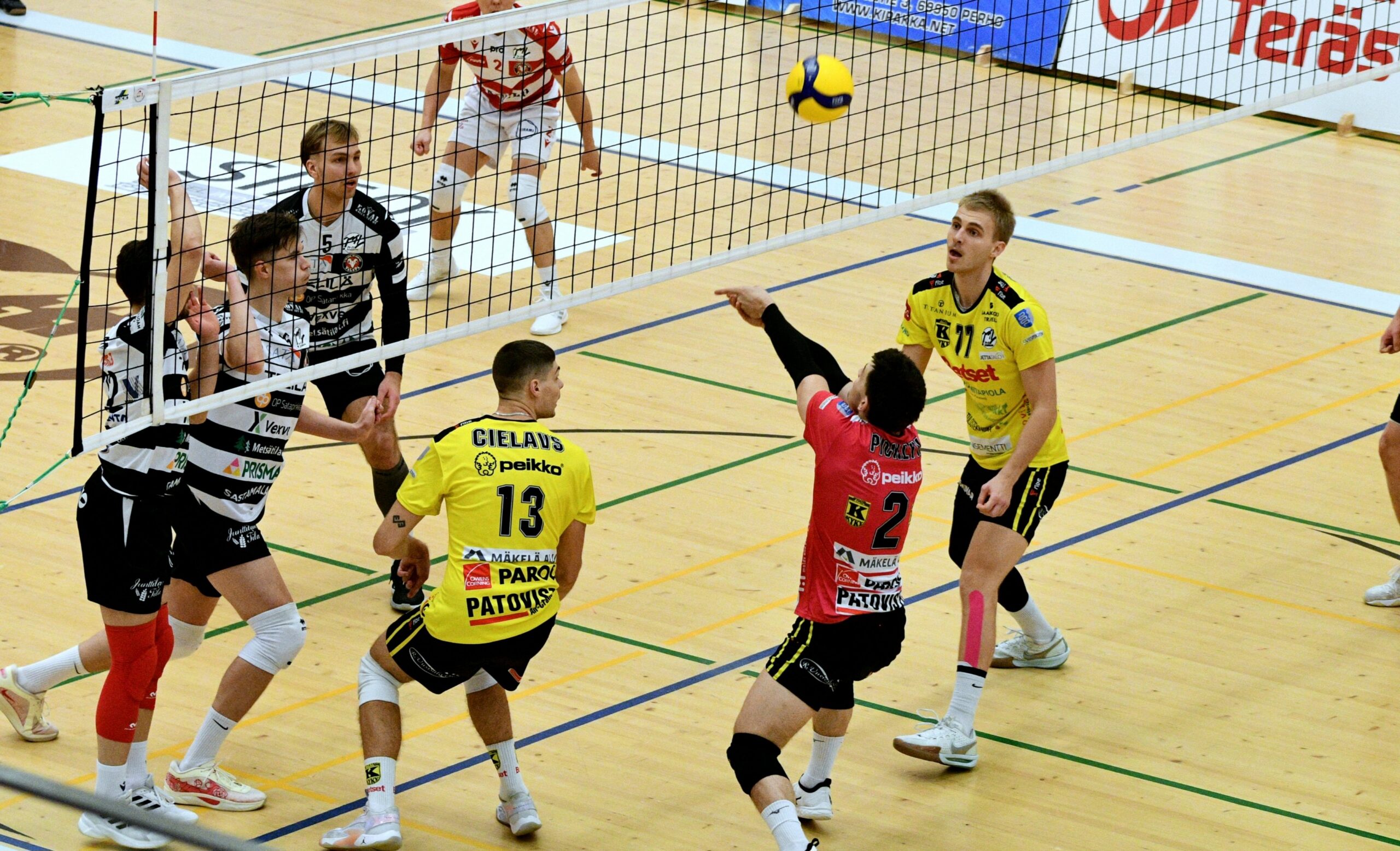 Akaa-Volley puristi voiton komeassa kohtaamisessa Savon kanssa - Hurrikaani ja VaLePa myös voittoihin