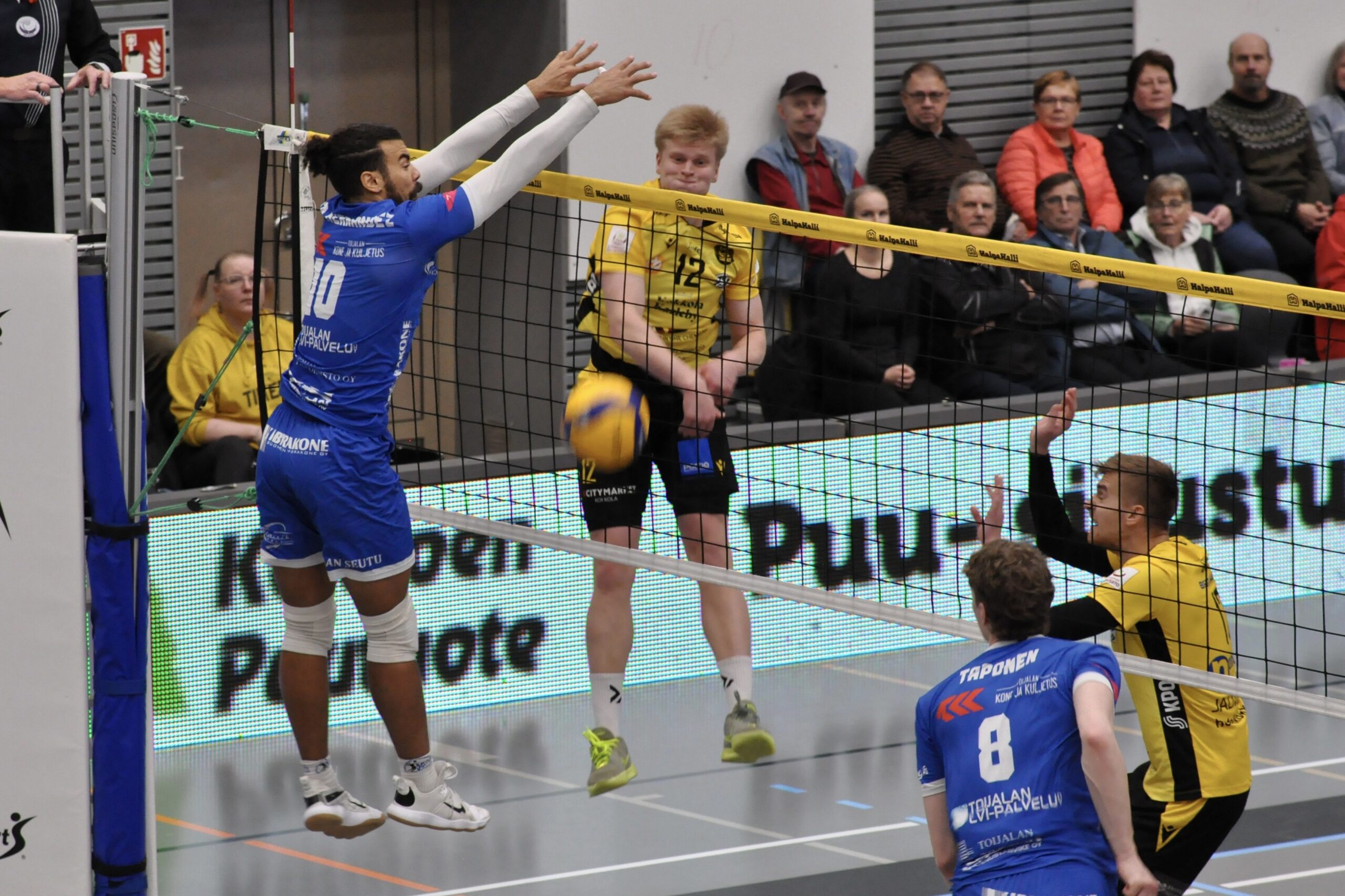 Kärkikaksikko voittoihin - TUTO Volley venyi Savon kaatoon, Akaa-Volley hoiti homman Kalajoella