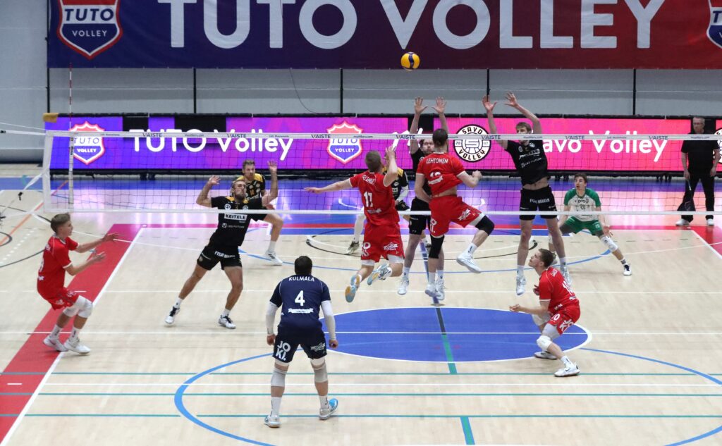 Kärkikaksikko voittoihin - TUTO Volley venyi Savon kaatoon, Akaa-Volley hoiti homman Kalajoella