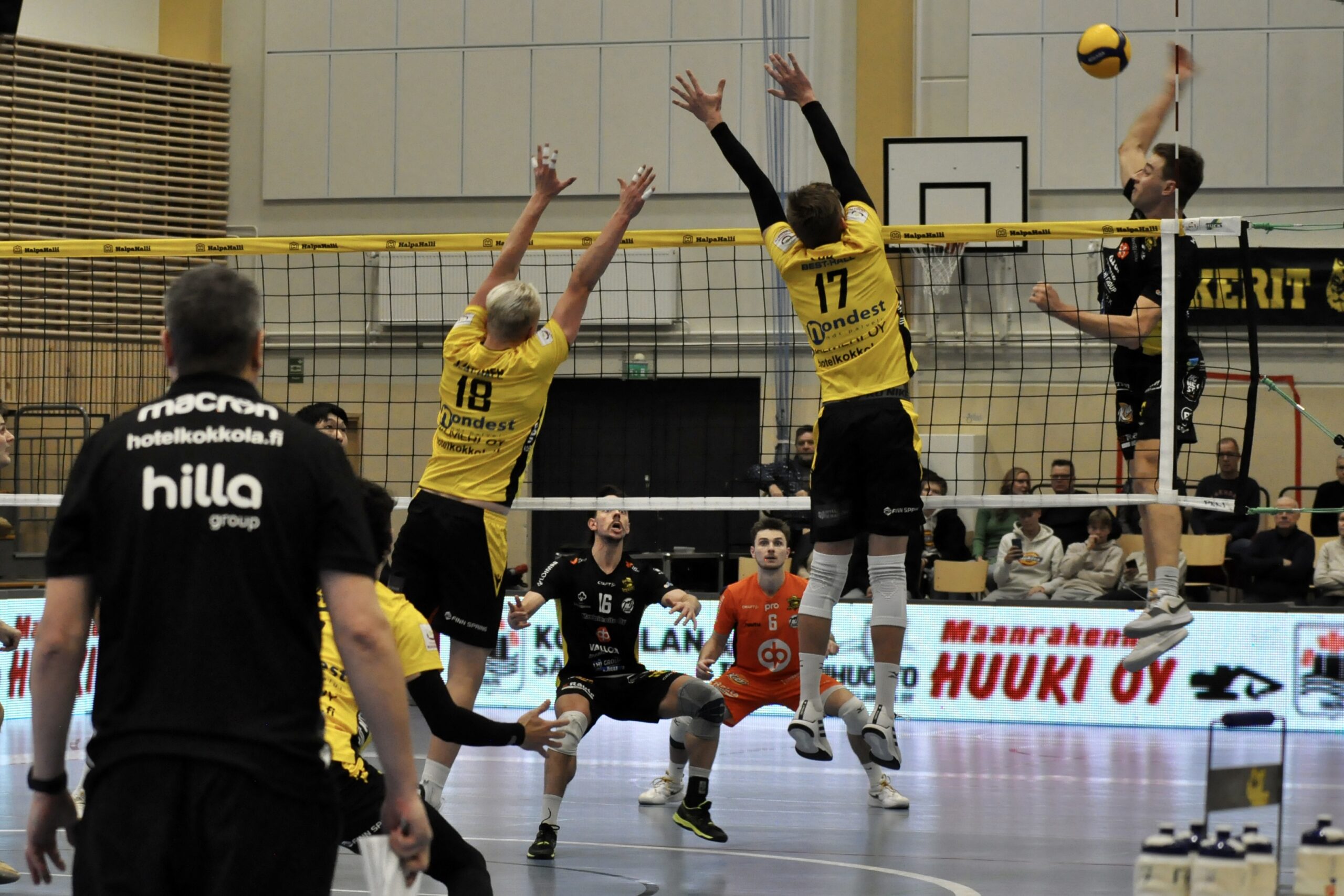 Akaa-Volley ja Hurrikaani jatkavat liigan kärjessä