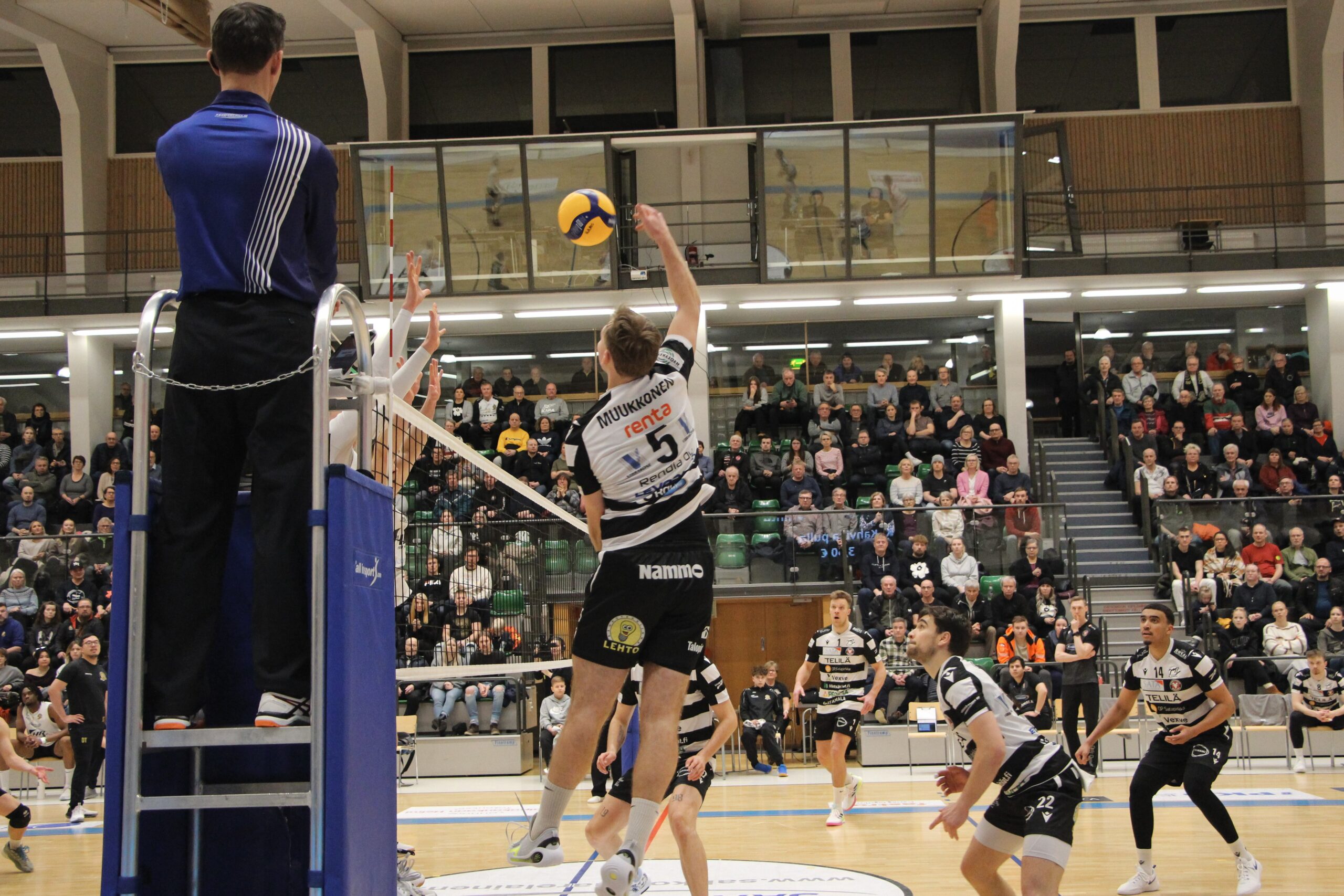 Hurmoksen nousu voittoon jäi pisteen päähän - TUTO Volley juhli Saaiijärvellä