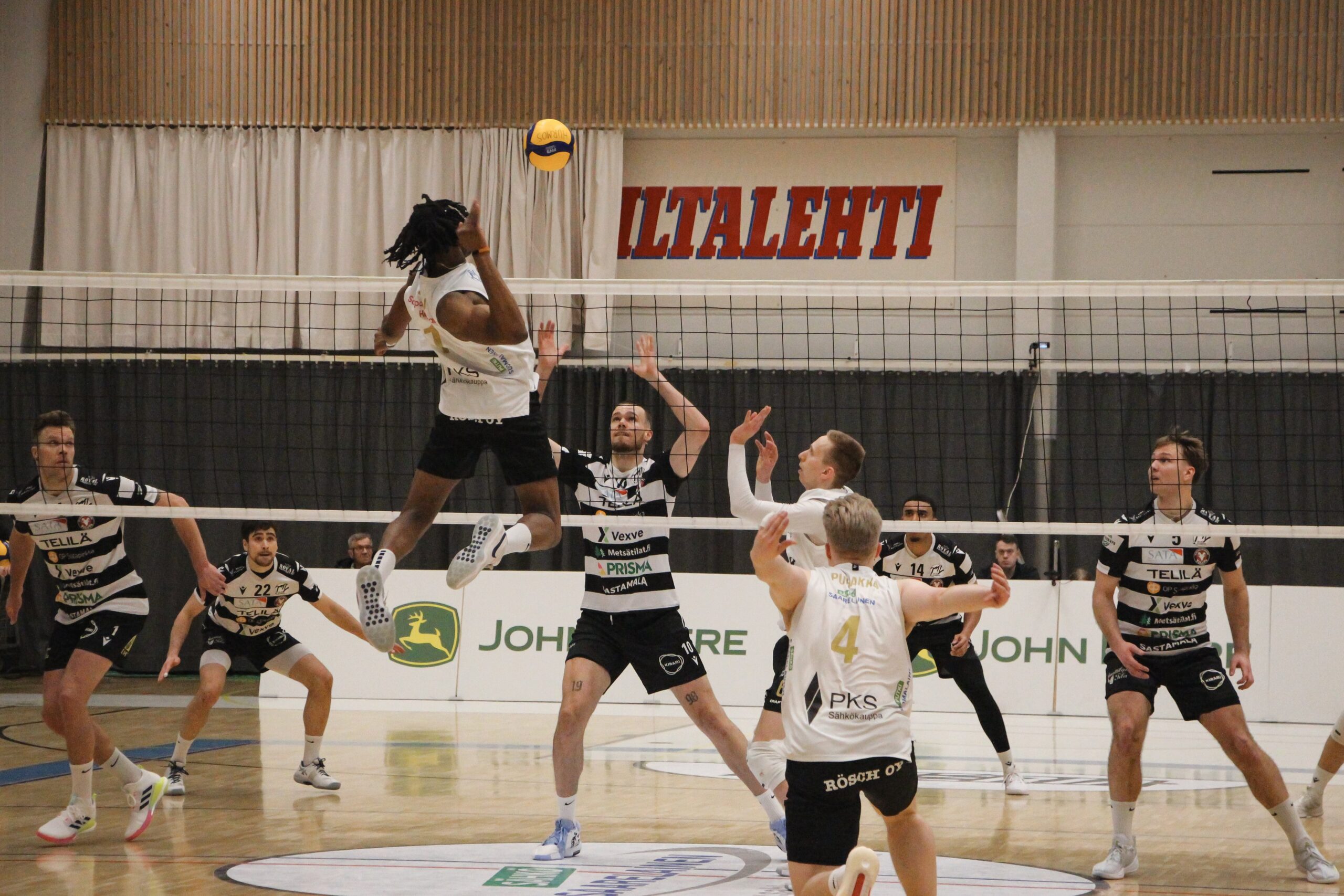 Hurmoksen nousu voittoon jäi pisteen päähän - TUTO Volley juhli Saaiijärvellä
