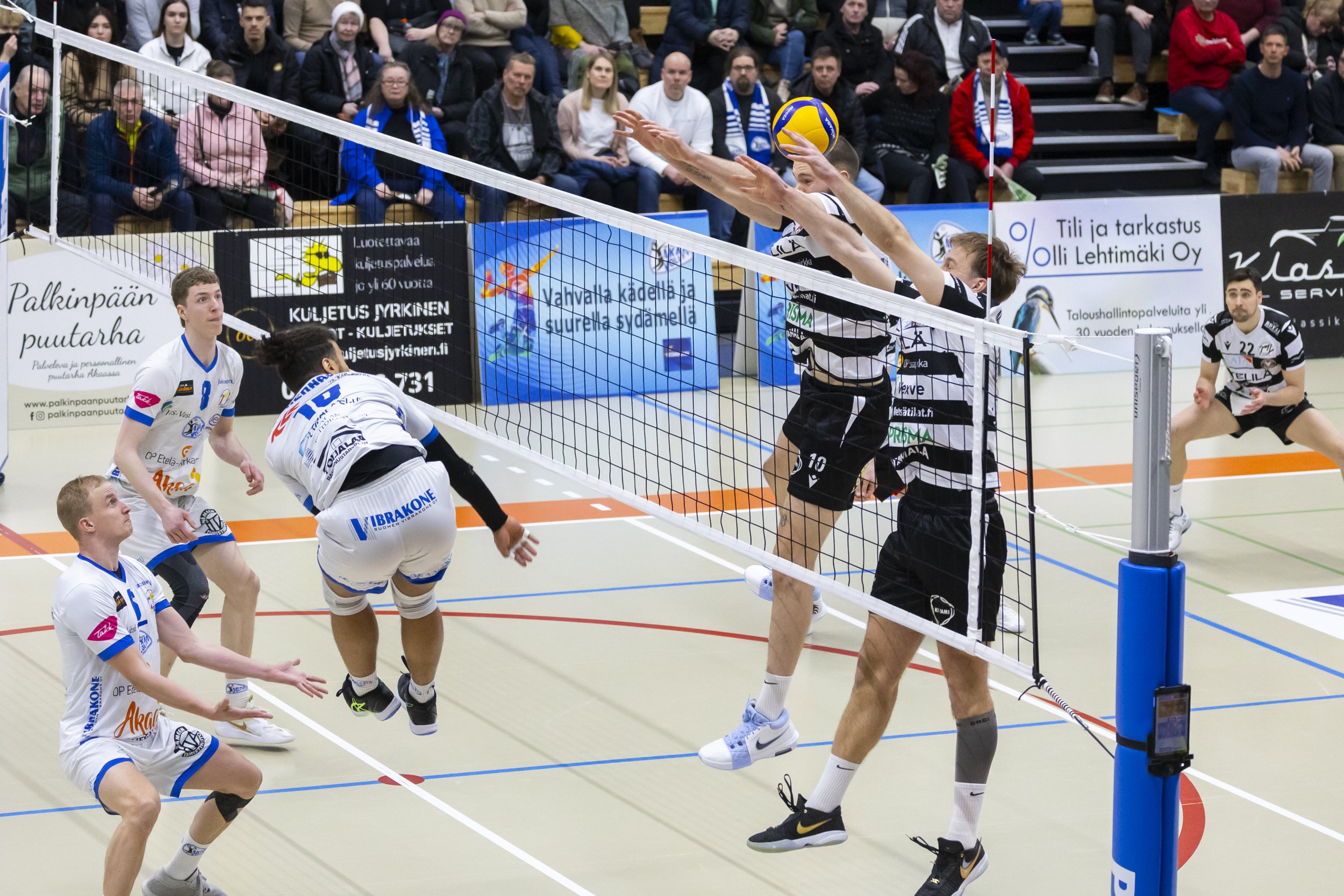 Akaa-Volley ja Hurrikaani tylyjä isäntiä