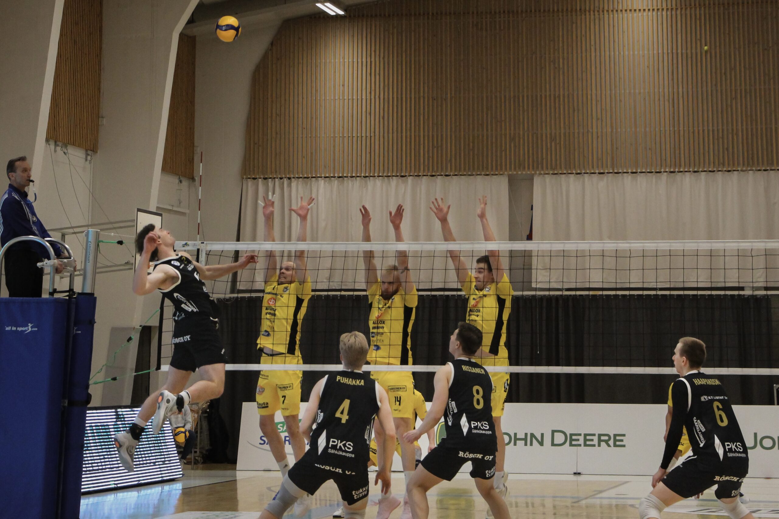 Akaa, Hurrikaani ja Tiikerit enää voiton päässä välieristä - TUTO Volley ryösti kertaalleen Sastamalassa
