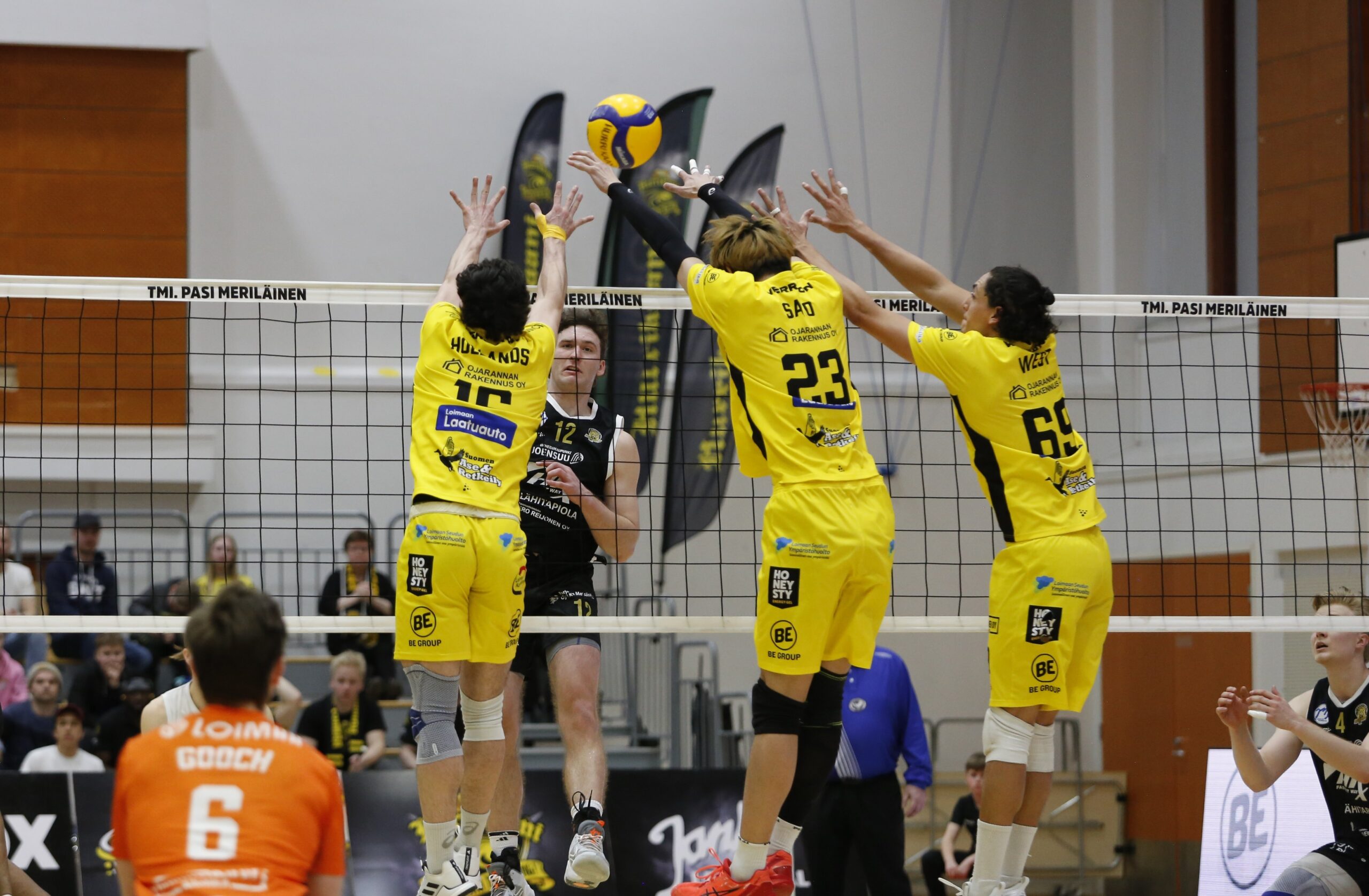 Hurrikaani, TUTO Volley ja Tiikerit avausvoittoihin puolivälierissä